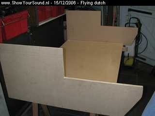 showyoursound.nl - De beukbus van Audio-system - flying dutch - SyS_2006_12_15_16_24_5.jpg - en ja weer een nieuwe kist de andere vonden we toch niet zo als dat de bedoeling was.Heb daar maar 1 foto van toen hij nog in opbouw was de rest is verder gebouwt bij dave de importeur van het gele beuk spul